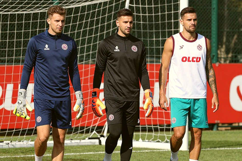 Chiếc áo đen của Đinh Hồng Vinh và bài toán phá khối phòng ngự lùi sâu của U23 Việt Nam