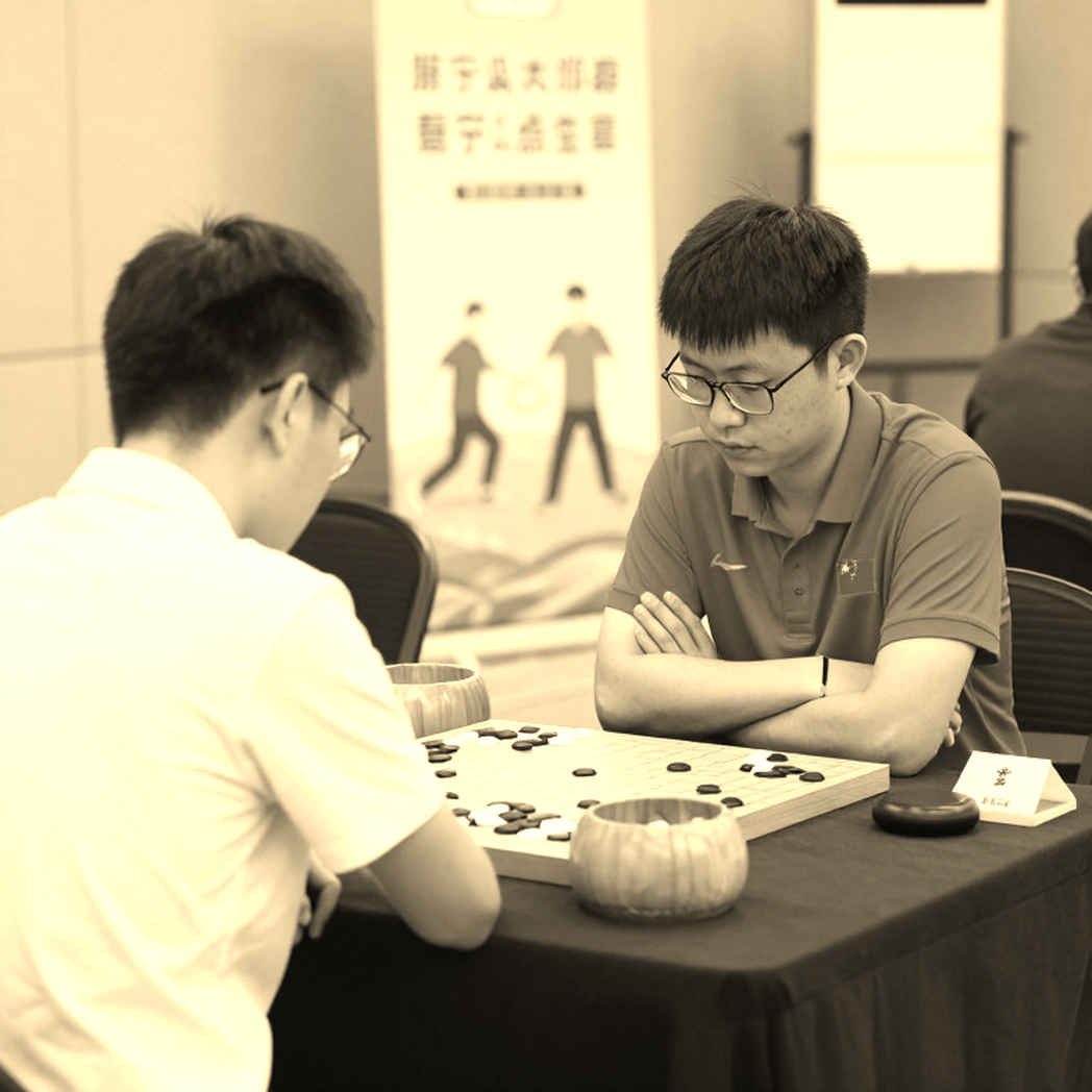 Tiếng quân rơi trên khán đài trống của làng cờ Việt