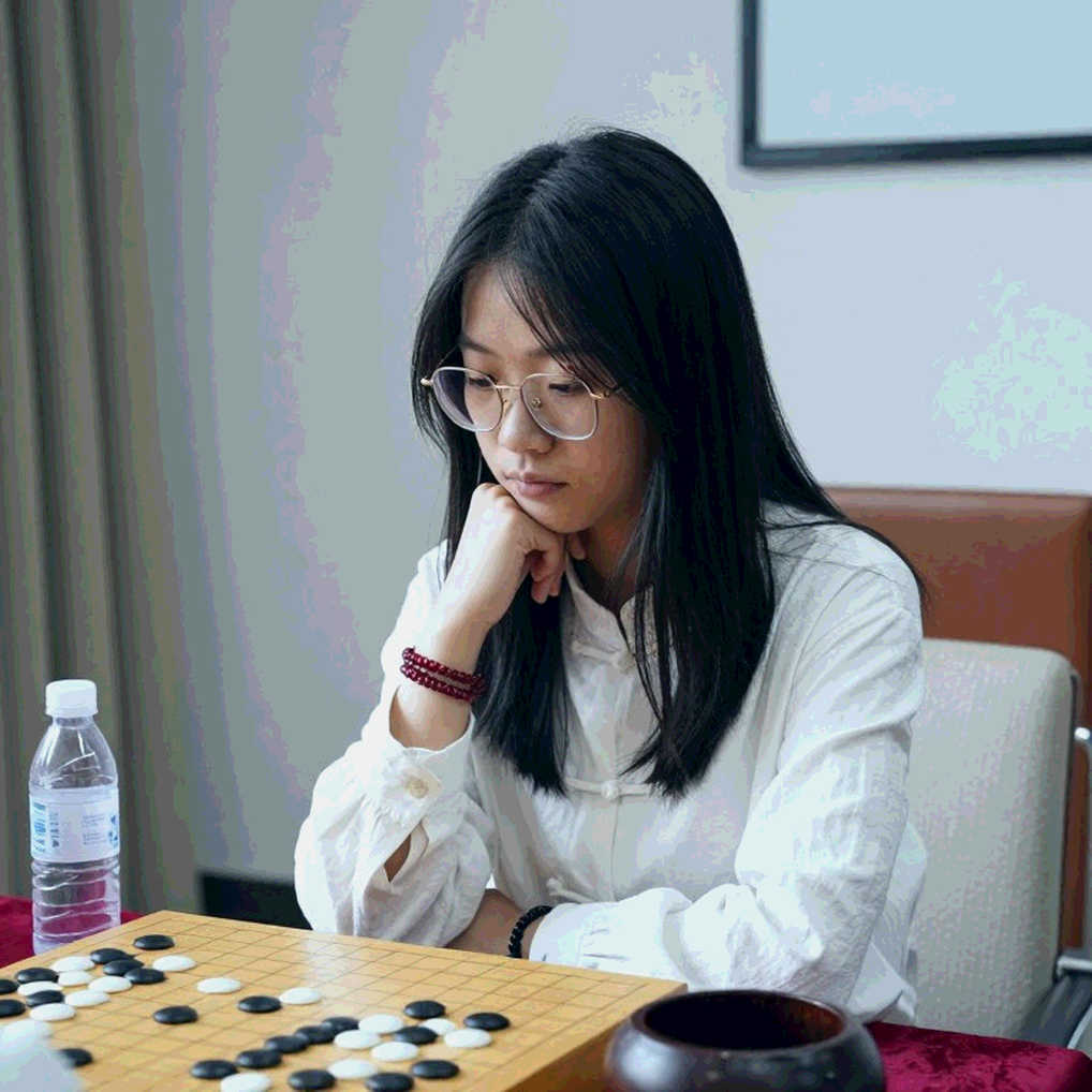 The Sound of a Falling Piece on the Empty Stands of Vietnamese Chess