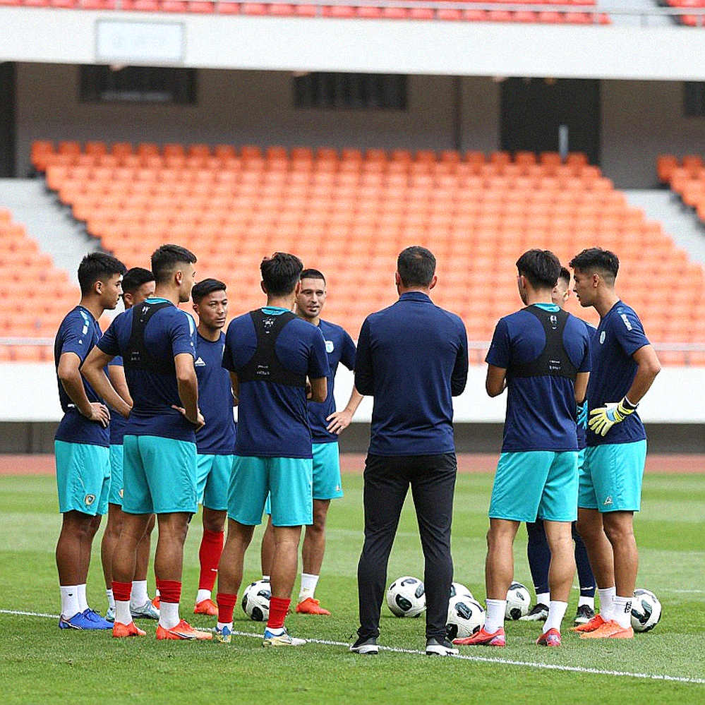 Thua Uzbekistan 0-2, HLV Đinh Hồng Vinh chỉ ra loạt vấn đề cần khắc phục trước tứ kết ASIAD 2026
