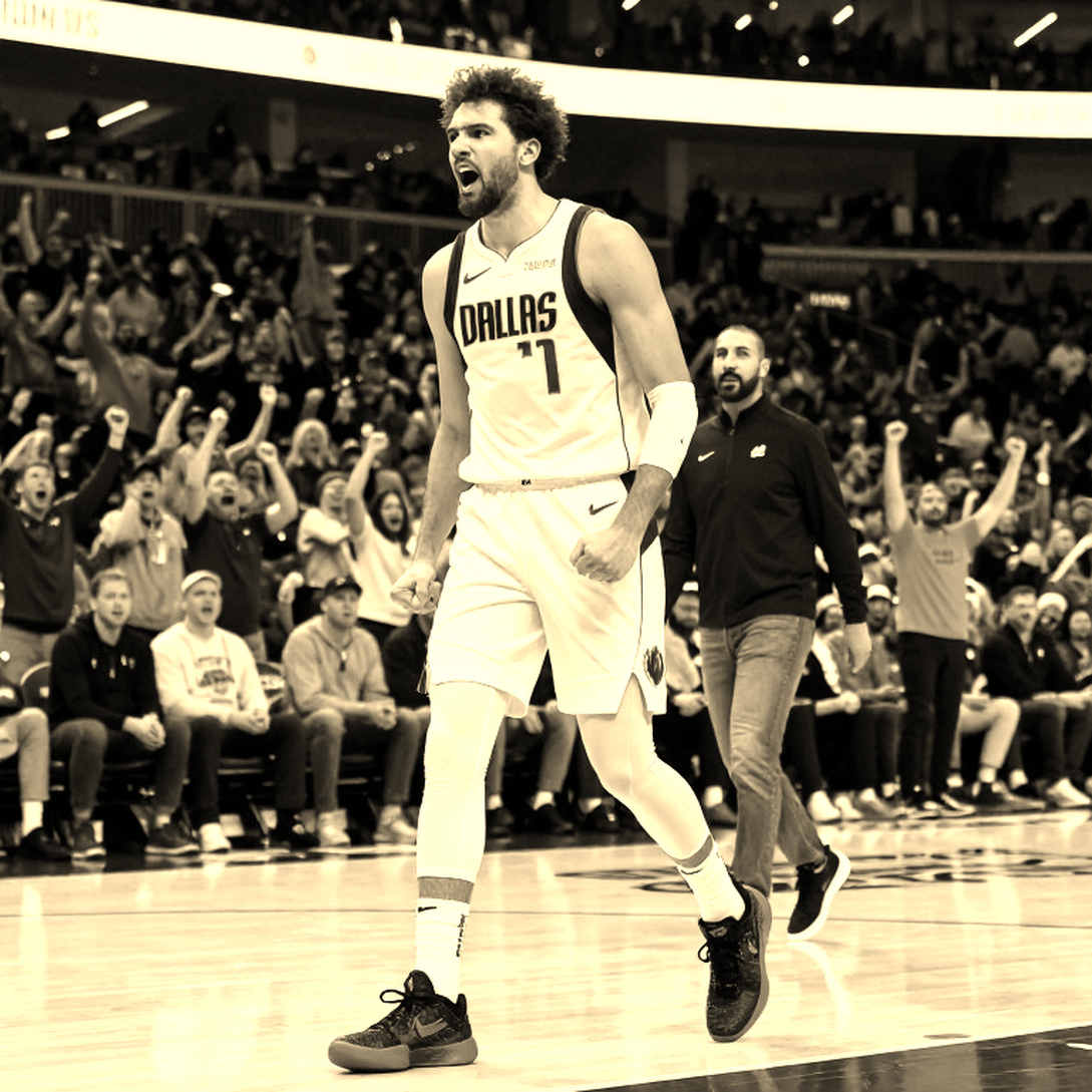 Cựu sao NBA Enes Kanter Freedom kiện Chicago Sky ra tòa liên bang vì bị đuổi khỏi sân vì chiếc áo chính trị