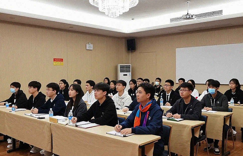 Định giá cầu lông Việt Nam bằng dữ liệu: Khi thị trường trả tiền cho danh tiếng, dữ liệu trả tiền cho xác suất