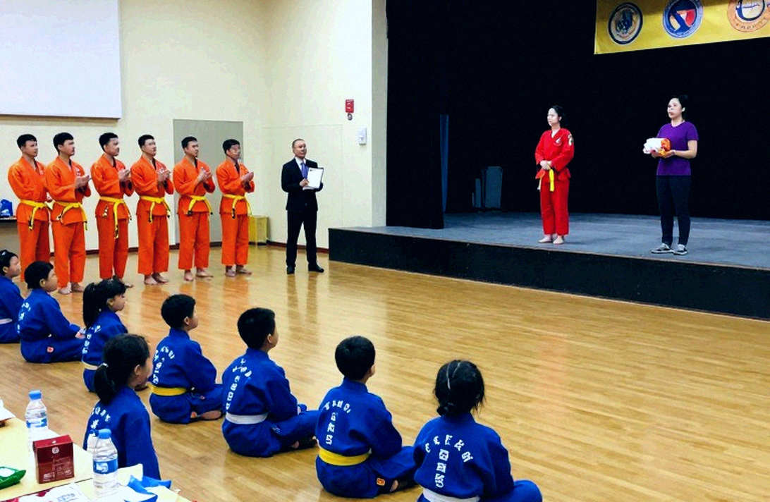 Châu Tuyết Vân và mô hình huy chương tập thể của taekwondo poomsae Việt Nam Châu Tuyết Vân và mô hình huy chương tập thể của taekwondo poomsae Việt Nam