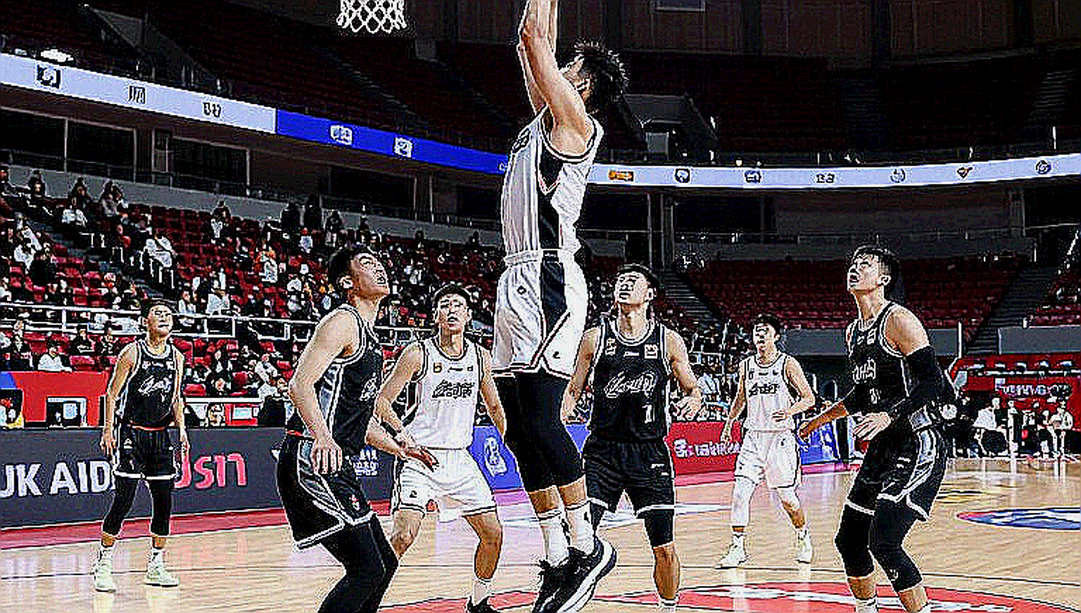 UAAP mùa 89: UST thắng NU 90-66, va chạm ở hàng bắt tay và vùng xám sau tiếng còi mãn cuộc