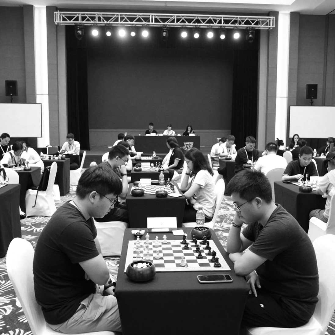 Petroff, hai khóa positional và nhịp đập thầm lặng của thị trường huấn luyện cờ vua