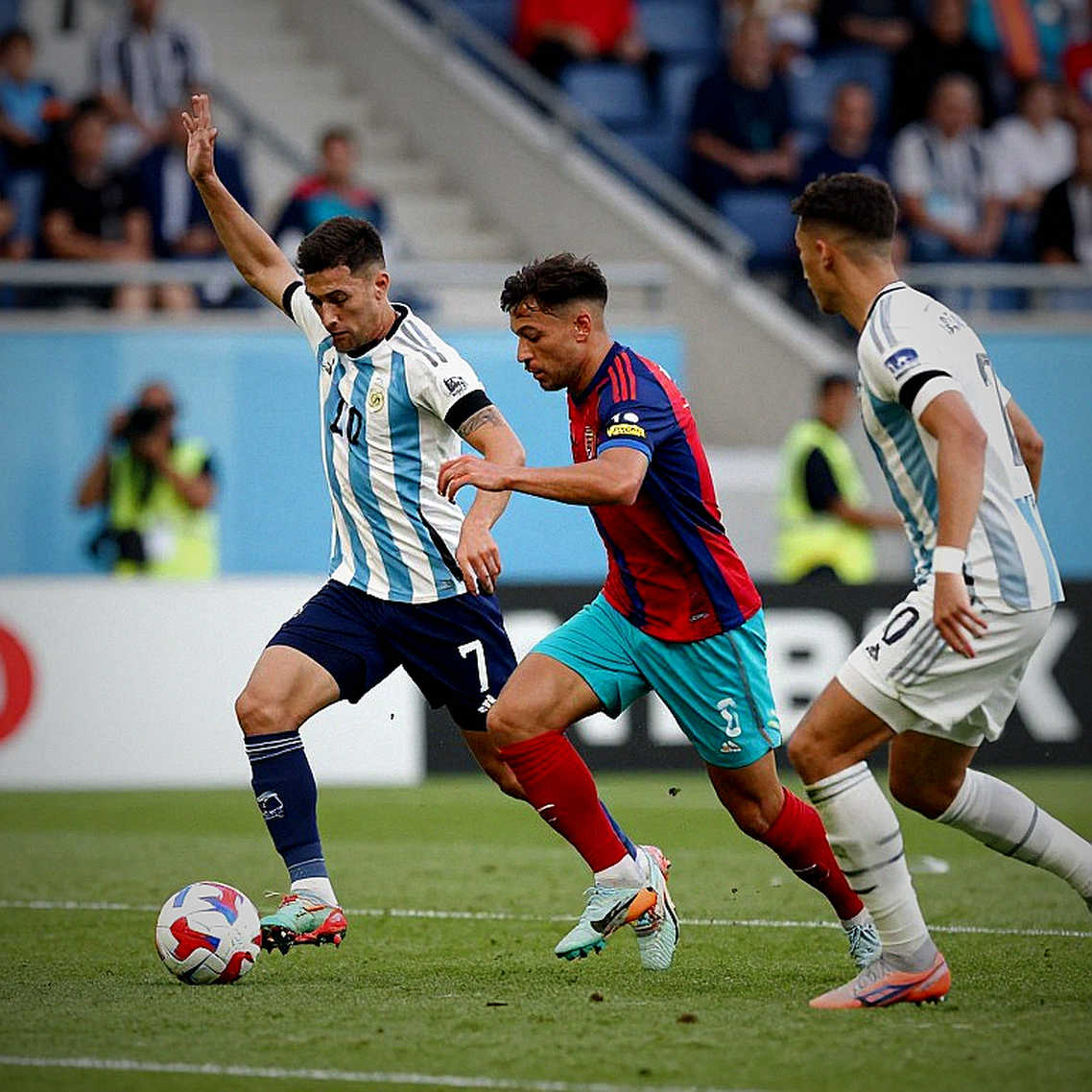 U17 Việt Nam: 29 cái tên, một bảng đấu khó, và khoảng trống không ai muốn đo U17 Việt Nam: 29 cái tên, một bảng đấu khó, và khoảng trống không ai muốn đo